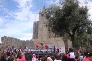 Cerca de 1000 pessoas, entre pais, encarregados de educação, docentes, não docentes, alunos e comunidade em geral, marcaram presença no evento Escola +, que teve lugar no Castelo de Santa Maria da