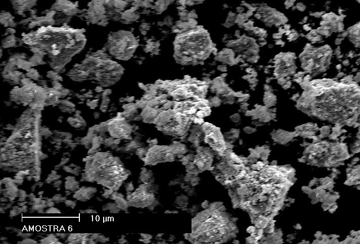 A Figura 3 é uma micrografia obtida em MEV para o pó 40%vol - moído. As partículas finas de encontram-se incrustadas em lamelas e aglomerados de, com boa dispersão. Figura 3. Micrografia eletrônica de varredura de pó 40%vol - moído por 2h.