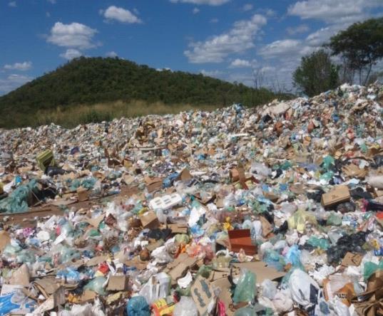 No município de Aracoiaba existem catadores, associados a uma cooperativa, que são responsáveis por retirar do lixo materiais recicláveis e direciona-os para uma garagem situada ao lado da