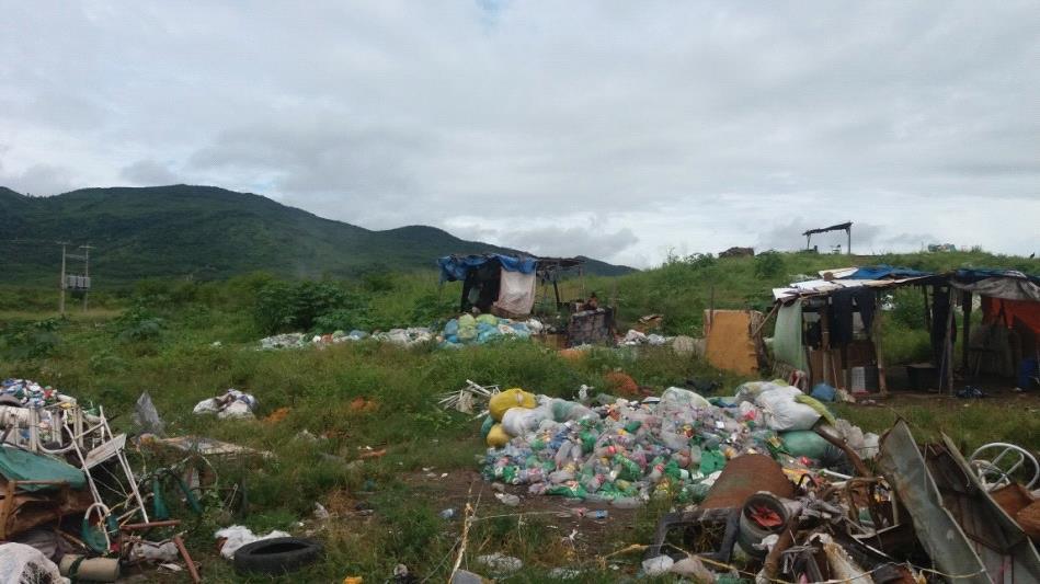 No município de Acarape o lixão serve de abrigo para catadores que relataram que retiram material destes locais para vender, como também restos de alimentos para consumirem.