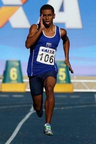 DERICK SILVA (100 M - 4X100 M) Nome completo / Full name: Derick de Souza Silva Data de nascimento / Birth date: 23/04/1998 Local de nascimento / Place birth: Rio de Janeiro (RJ) Clube / Club: Brasil