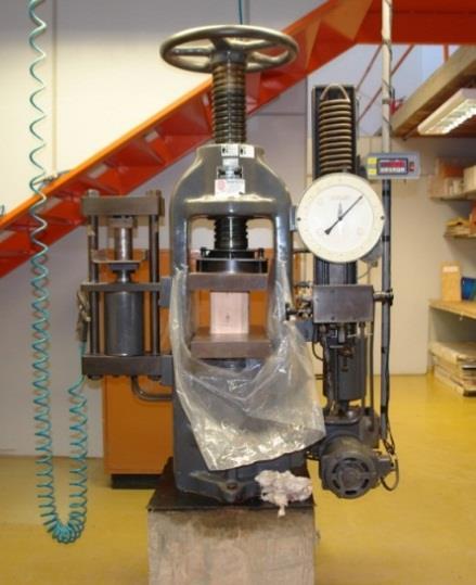 A aplicação do carregamento nos corpos de prova foi realizada a partir da utilização da máquina universal de ensaios da marca AMSLER, com capacidade de 25 kn (3000 kgf).