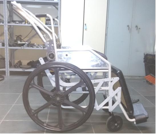 Entre os tipos de cadeiras de rodas encontrados no mercado nacional, algumas permitem movimentações diversas, mas não constatamos a existência de uma em que o cadeirante incline ou movimente o