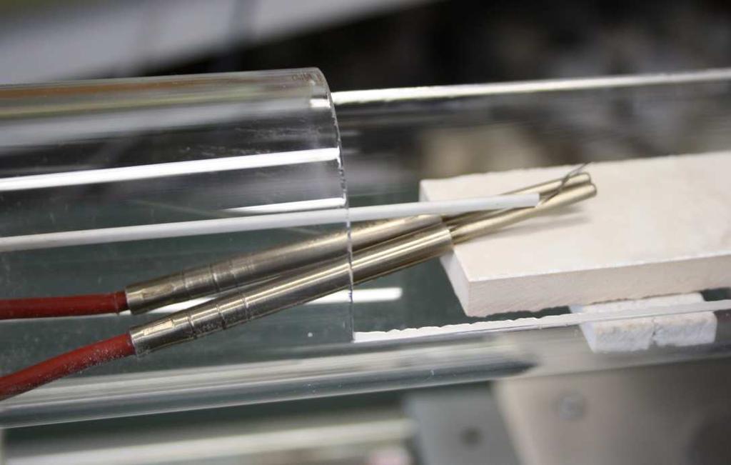 cabos dos termómetros de resistência de platina no tubo porta-amostras do dilatómetro c.