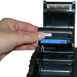 Pressione o botão de liberação da tampa da cabeça de impressão e abra a impressora, conforme