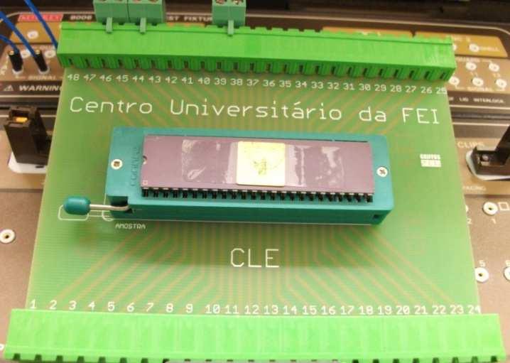 104 O diagrama esquemático de encapsulamento foi especialmente projetado para evitar que os fios que conectam os pads do chip aos terminais de base do encapsulamento ficassem em cima dos transistores