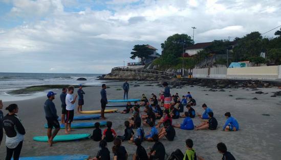 Em seguida conforme a flutuação e tamanho de cada prancham os alunos são organizados em filas e separados por ordem de tamanho