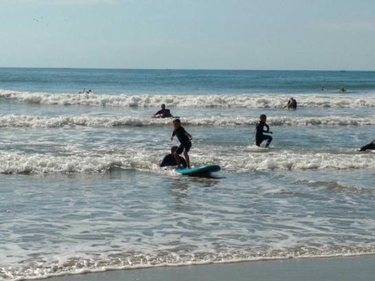 de cada vez) para o mar com a missão de colocar em prática as técnicas do surf que aprenderam e treinaram anteriormente nas