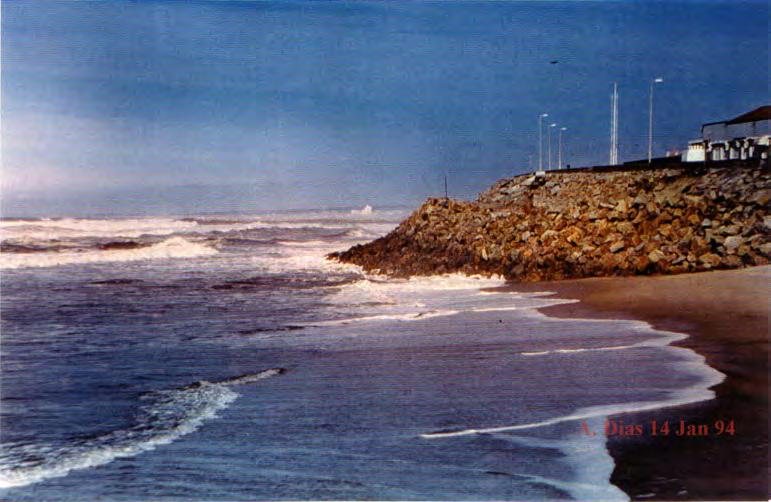 Figura 3.10 - Cortegaça. A frente oceânica deste núcleo urbano está defendida por maciço enrocamento longilitoral. (Foto A.Dias 14.JAN.94) Figura 3.