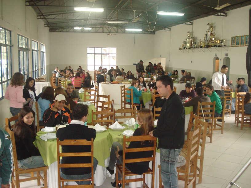 Flagrante da entrega de ingredientes para Feijoada a ser realizada por entidade beneficente Presente no ato o Contador Paulo Caetano, então Presidente do CRC-PR. 7.