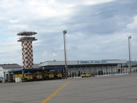 2.3.3.2 Edificação Terminal de Cargas (TECA) O edifício do terminal de cargas está localizado em frente ao pátio de aeronaves de carga. A edificação possui área de aproximadamente 1.
