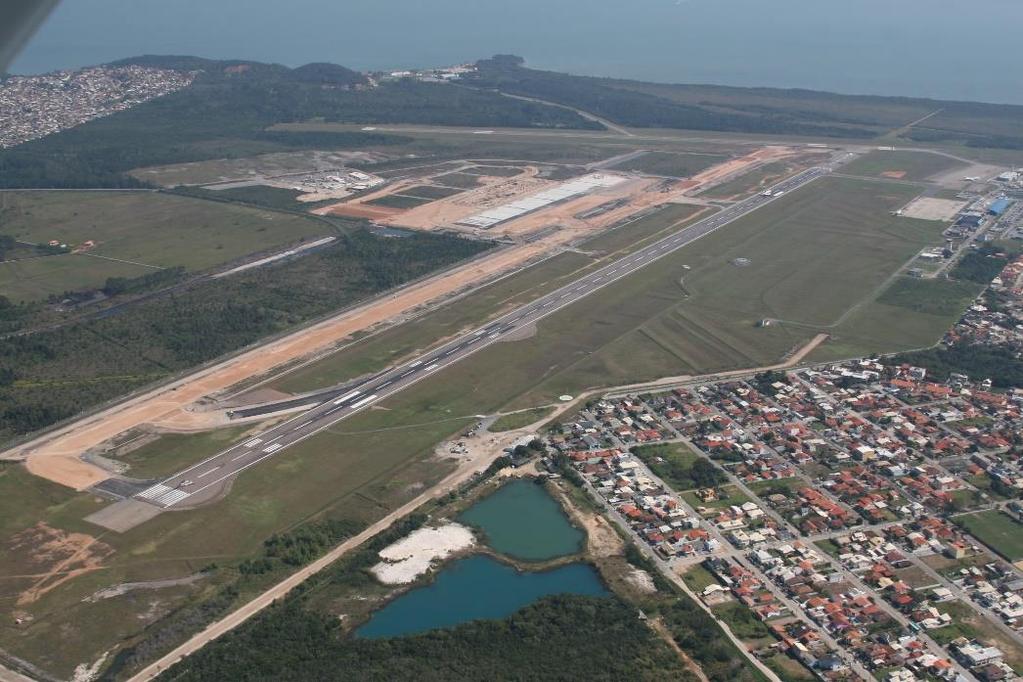 Aeroporto Internacional Hercílio Luz Florianópolis - SC 44 previstos neste estudo de forma que as obras pudessem ser aproveitadas e que a demanda existente fosse atendida.