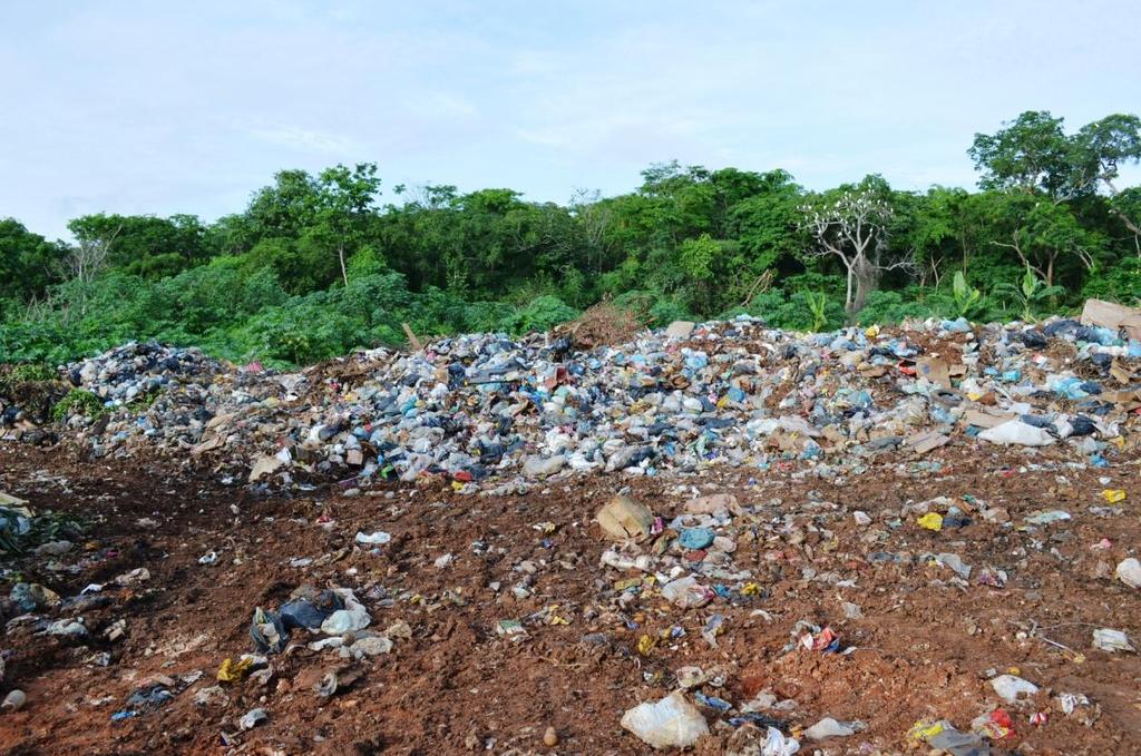 quantidade de resíduos que são classificados como perigosos, apresentando potenciais altos de contaminação do solo, tais como: embalagens