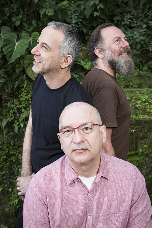 OS PARALAMAS DO SUCESSO FAZEM SHOW EM PORTO ALEGRE DO RECÉM-LANÇADO ÁLBUM SINAIS DO SIM Com realização da Opus Promoções, Herbert Vianna, Bi Ribeiro e João Barone mostrarão no palco do Auditório