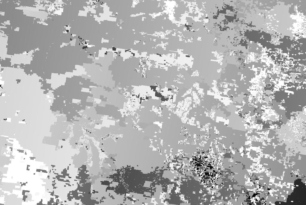 Observando as três imagens, é possível relacionar a mudança brusca de níveis de cinza na área de floresta na imagem NDVI com a mudança dos ângulos zenitais de iluminação solar, o que compromete as
