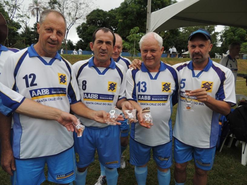 Durante o evento esportivo, os integrantes da delegação da AABB Santa Cruz do Sul entregaram um abridor de garrafa em