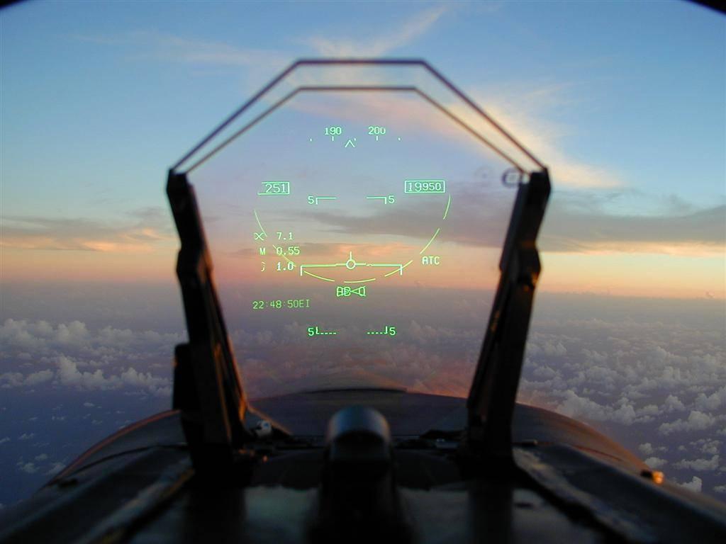 O HUD (Head-up Display) de um caça mostra dados de voo, navegação, busca de alvos e seleção de armas (Reprodução) Desde a Segunda Guerra Mundial, pilotos de caça já haviam percebido que um visor