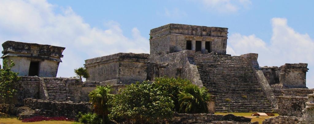 Tulumficam os cenotes, muito procurados Muralha em Maia, abriga história e beleza Assim como Chichem Itzá, Tulum é um sítio arqueológico oriundo de uma antiga cidade Maia, toda rodeada de uma espessa