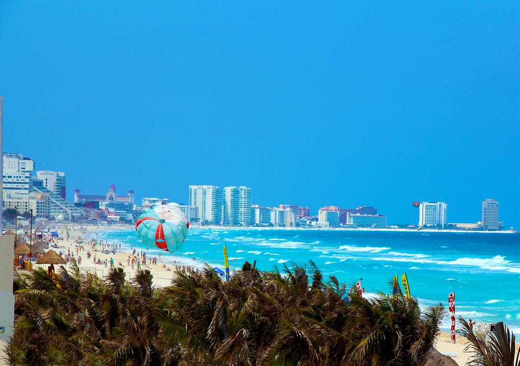 Cancún Paraíso Caribenho Representada pelas areias brancas e águas azuis-turquesa, é conhecida pelo mundo inteiro e se tornou o principal destino turístico do México.
