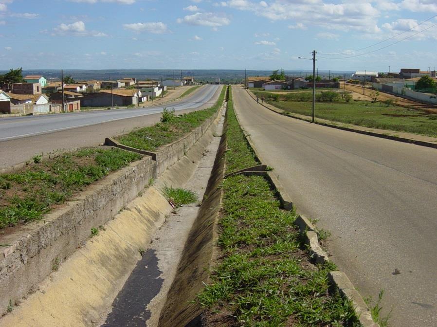 4 mostra uma vala longitudinal localizada no anel viário de Vitória da Conquista - BA, a qual está próxima ao bairro Miro Cairo. Pode-se observar na Figura 4.