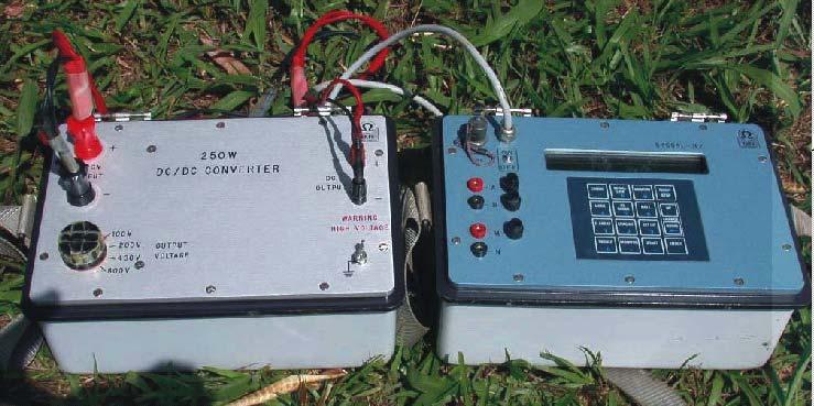 Metodologia controlada para emissão de corrente elétrica, acoplada a um gerador (necessário para a emissão de correntes suficientemente altas para que seja possível a análise da curva de descarga) e