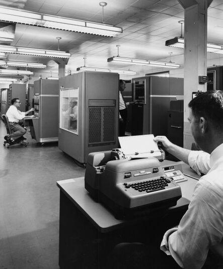 Introdução e Motivação Armazenamento do RAMAC (Random Access Method of Accounting and Control), IBM, 1956. 50 discos de 24 pol. de diâmetro.
