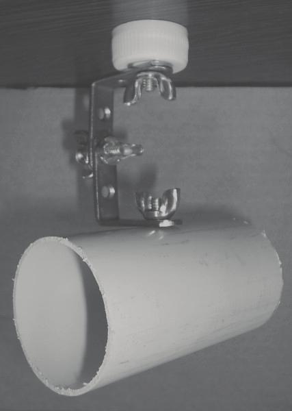 Foto3- Detalhe do tripé com a tampinha de garrafa PET, dois suportes de cortina pequenos e