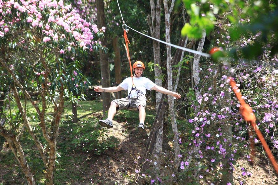 Neste sistema, o participante conecta-se ao cabo de segurança na entrada do percurso, sem