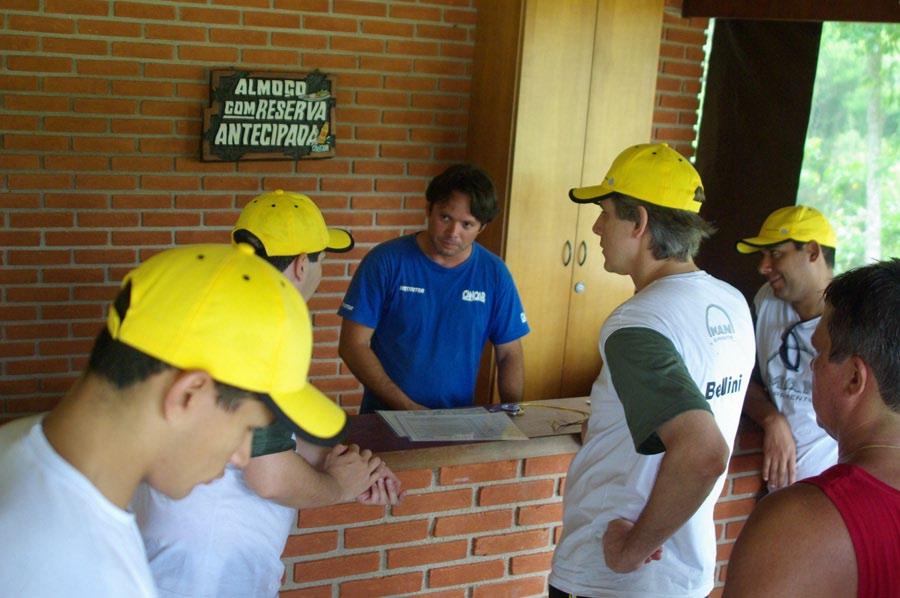 Desafio de Aventura Programa No último Posto de Controle, o instrutor da Canoar faz a verificação da pontuação obtida por cada equipe na