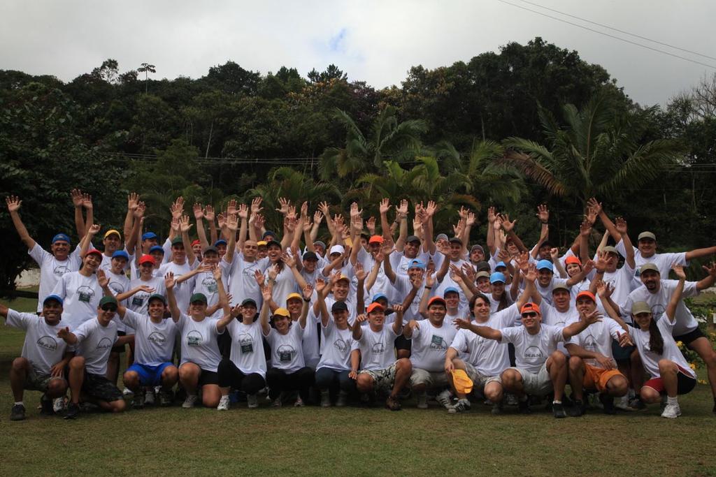 Desafio de Aventura Definição O rafting consiste na descida de rios em botes infláveis. O arvorismo é a progressão entre bases suspensas associadas à copa das árvores.