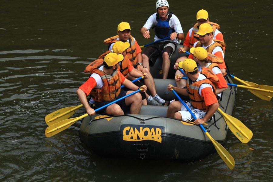 Desafio de Aventura Programa O treinamento de rafting inicia-se com as instruções de segurança em terra, seguidas pela instrução prática de liderança e condução do bote, realizadas