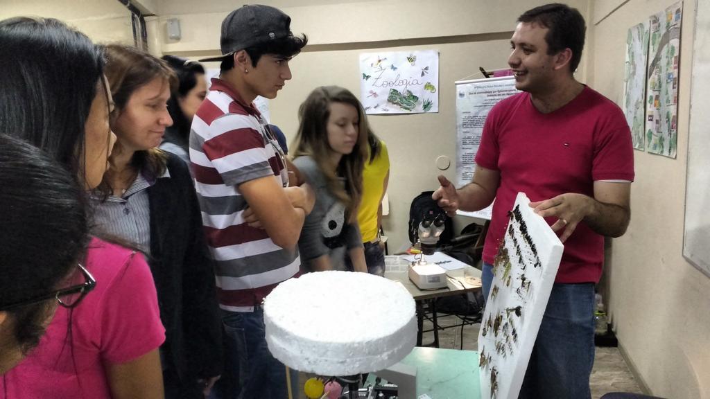 Figura 3: Alunos do Ensino Médio e supervisora da escola visitando a estande