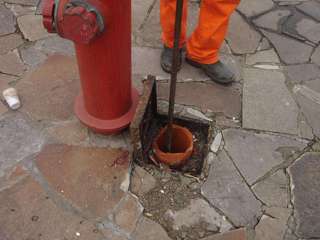 oda vez que for observada fuga nas juntas e flanges (1) do conjunto do hidrante, devese efetuar o