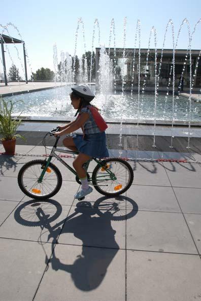 bicicleta no eixo Cacilhas Cais do Sodré e o transporte gratuito de bicicletas ao fim de semana em todas as ligações cobertas pela Transtejo.