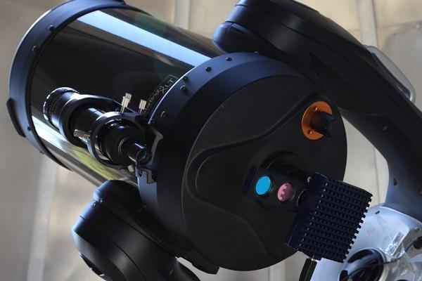Os filtros acoplados a câmera são LRGB da marca MEADE ultra - violeta (UV) para o canal de luminância, vermelho (R), verde (G) e azul (B). ao telescópio.