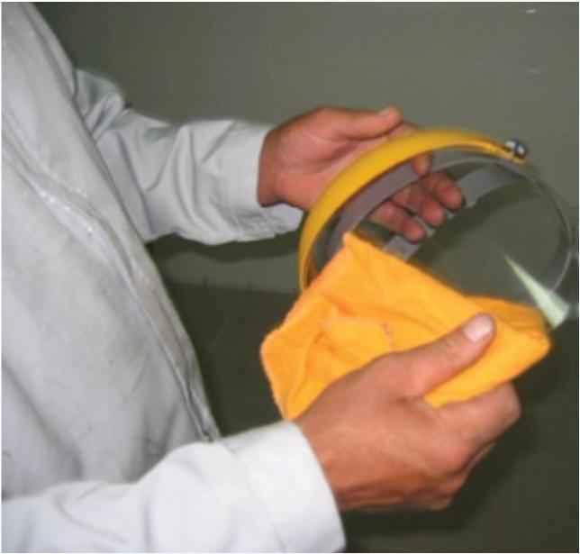 Limpeza da viseira, óculos e máscara Os óculos e viseira devem ser lavados com água corrente, podendo utilizar-se um detergente suave.