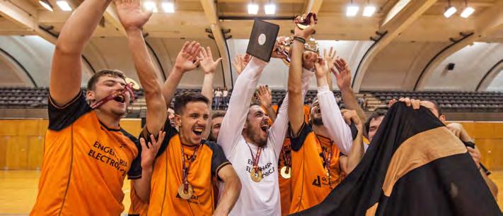 TROFÉU REITOR 2017 MODALIDADES COLETIVAS Basquetebol 1º Associação dos Antigos Estudantes da Universidade do Minho 2º Medicina 3ª Engenharia Informática Futsal Feminino 1º Engenharia Informática 2º