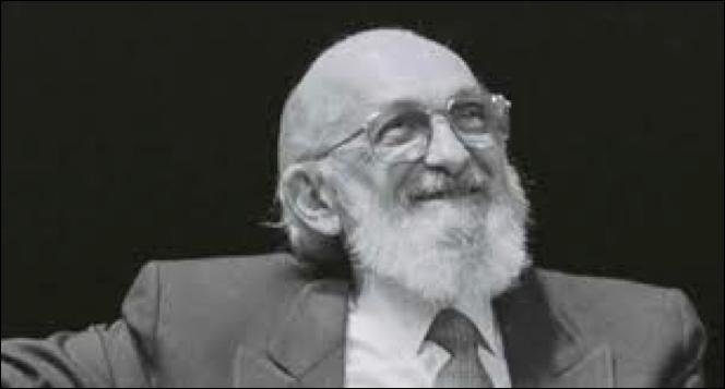 Escola é (Paulo Freire)... o lugar que se faz amigos. Não se trata só de prédios, salas, quadros, Programas, horários, conceitos.