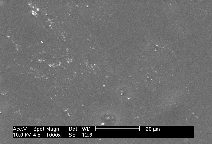 Micrografias obtidas por MEV das superfícies dos filmes de AC (A) e AC/PCL-T 80/20 (B) com adição de ácido salicílico.