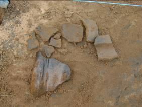 No entanto, nas camadas estratigráficas inferiores aos 15 cm, foram encontrados fragmentos cerâmicos em melhor estado de conservação, como parede com borda, parede angular, metade
