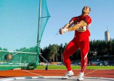 Arremesso de martelo O objetivo do atleta é lançar para frente uma bola de ferro presa a um arame metálico com uma alça na extremidade.