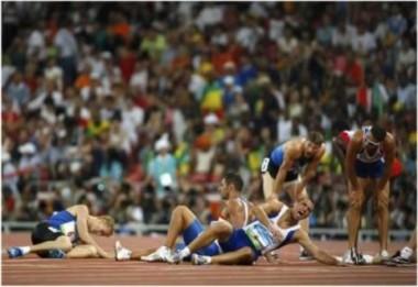 Decatlo Esta prova, disputada apenas por homens, reúne 10 tipos de modalidades do atletismo, que são: 100 metros, salto em distância, arremesso de peso, salto em altura, 400 metros, 100 metros com