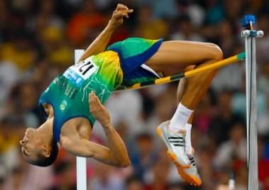 Salto em altura Os atletas devem saltar sobre uma barra horizontal suspensa por dois suportes verticais separados por 4 metros de distância. O atleta tem direito a três tentativas.