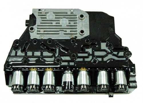 Módulo de Controle da Transmissão MÓDULO DE CONTROLE ELETRONICO (TCM) Um módulo de controle da transmissão (TCM) de 32 bit monitora o desempenho da transmissão e compensa o desgaste normal de seus