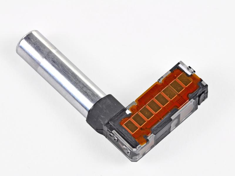 O capacitor grande no módulo de flash fornece a alta tensão necessária para