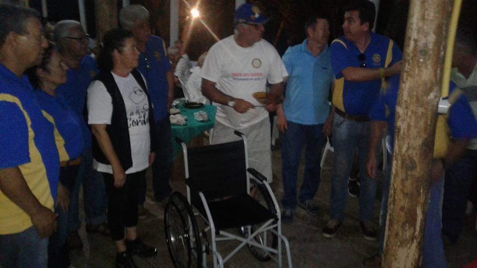 ROTARY CLUBS DO DISTRITO EM AÇÃO RC de Santa Cruz do Rio Pardo Doação de cadeira de rodas para o Sr.