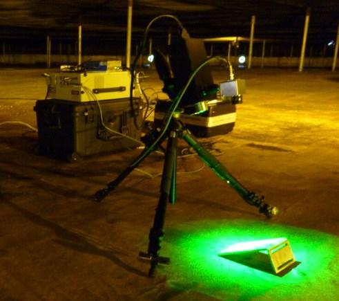 55 O módulo de iluminação é composto por uma fonte de luz laser e óptica de expansão para iluminar a superfície em análise.