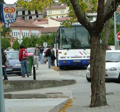 estacionados, especialmente nas horas de ponta das entradas e saídas das escolas.