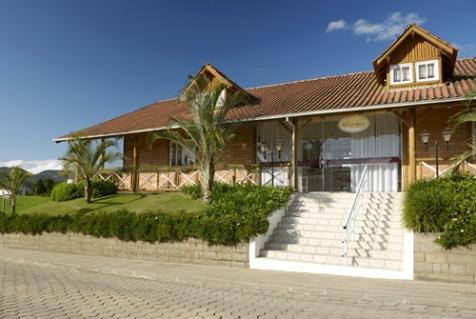 São atrações separadas umas das outras, o que leva o visitante a ter que se deslocar por longos períodos para ter hospedagem em um local, restaurante em outro, e assim por diante.