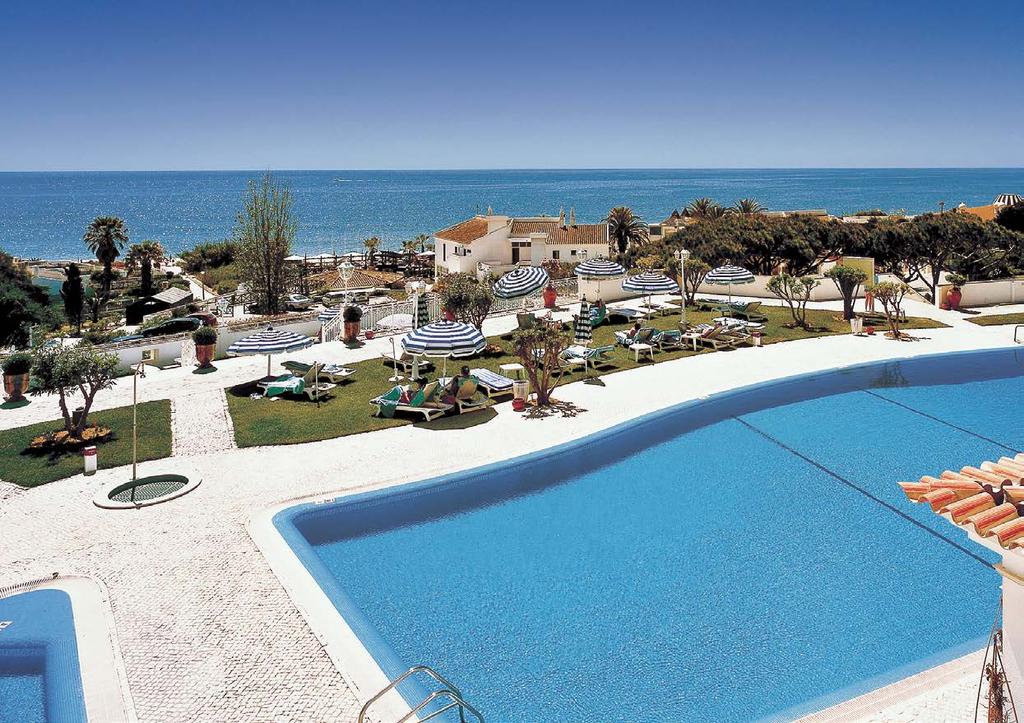O hotel dispõe de uma piscina exterior aquecida com uma extensa área de lazer ao lado da piscina com vista sobre o mar uma piscina para crianças, campos de ténis, campos de jogos incluindo uma mesa